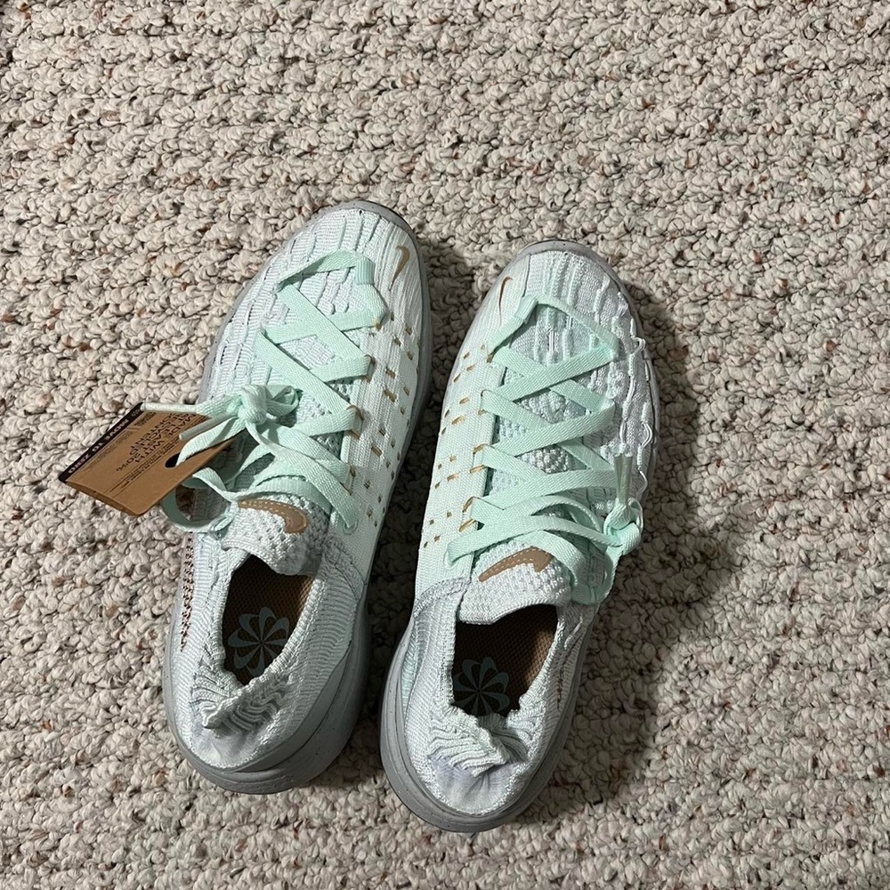 NIKE SPACE HIPPIE
